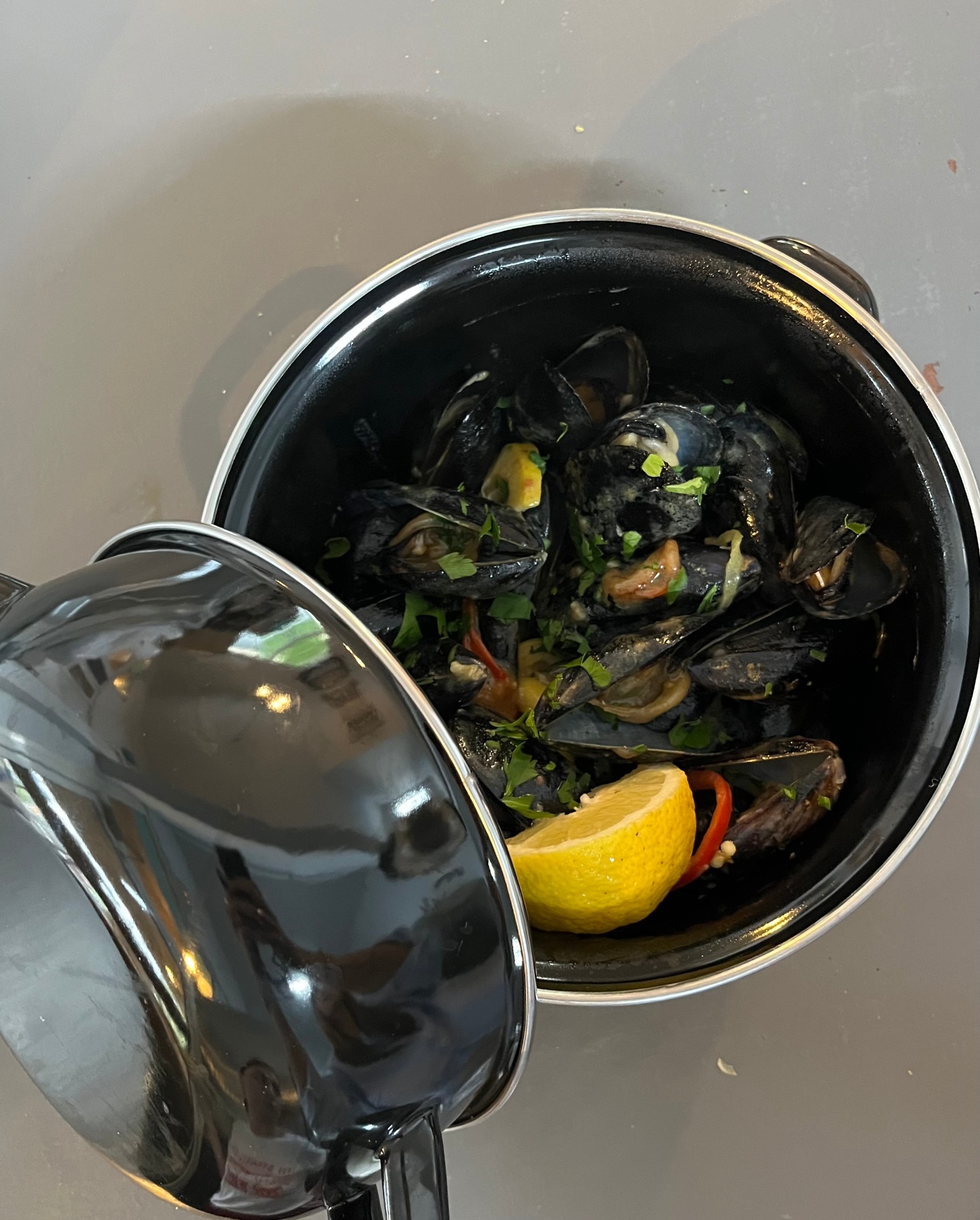 Steamed mussels with lemon